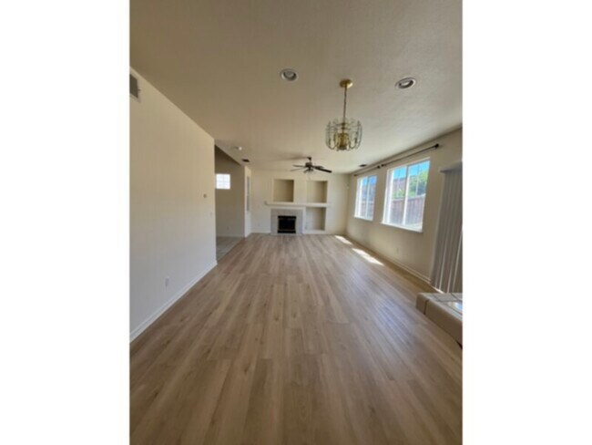 Foto del edificio - 4-Bedroom, 2.5 Bath