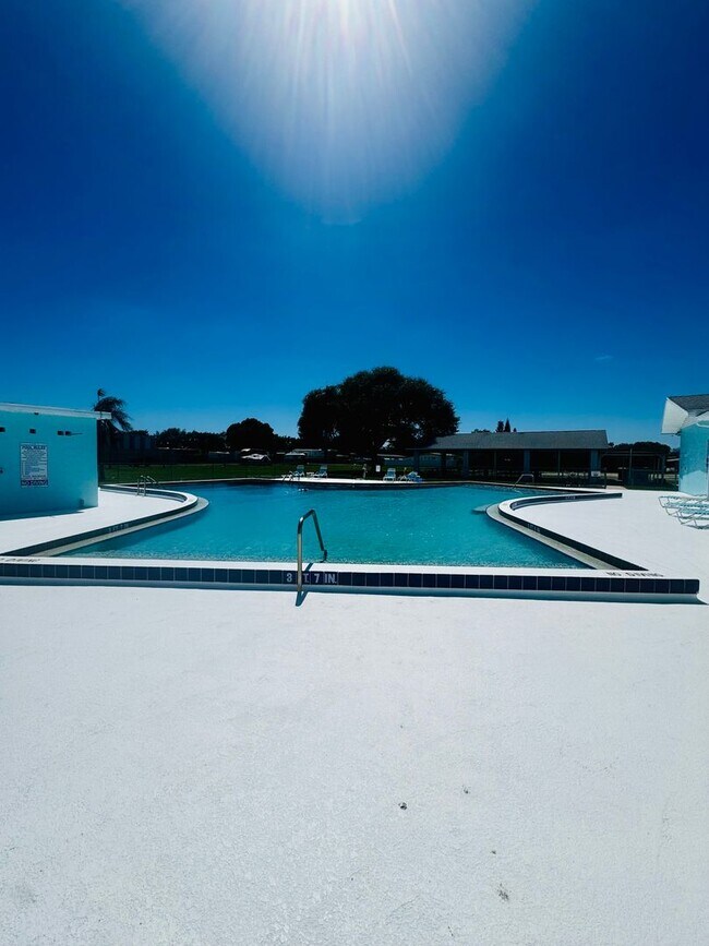 Foto del edificio - Welcome to your Florida retirement dream in desirable Hollywood Estates.