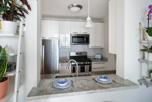 Building Photo - 420 E Waterside Dr