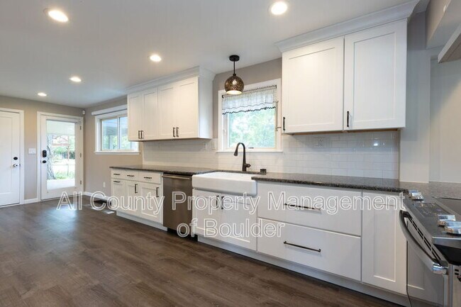 Foto del edificio - 7702 Essex Pl