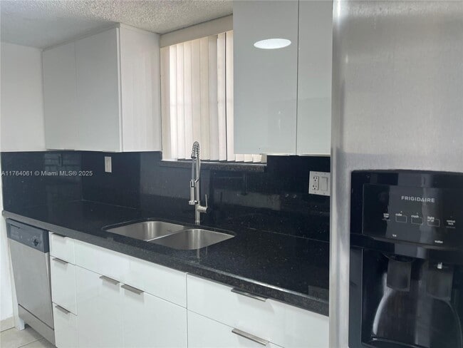 Building Photo - 1340 W 41st St