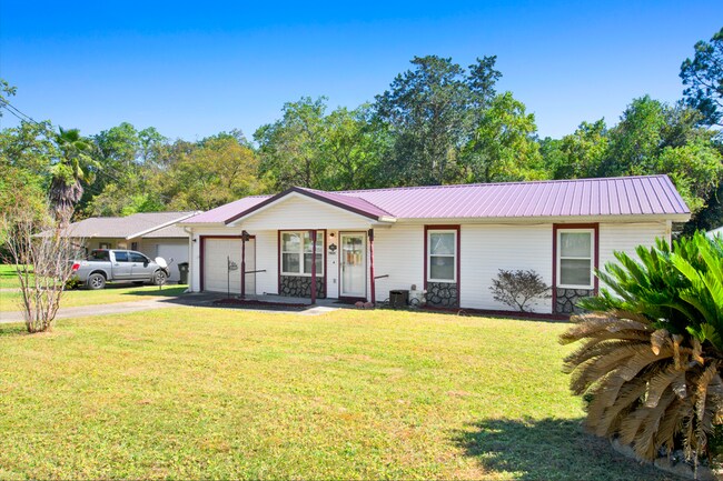 Foto del edificio - 3 bed 2 bath home with solar panels and la...