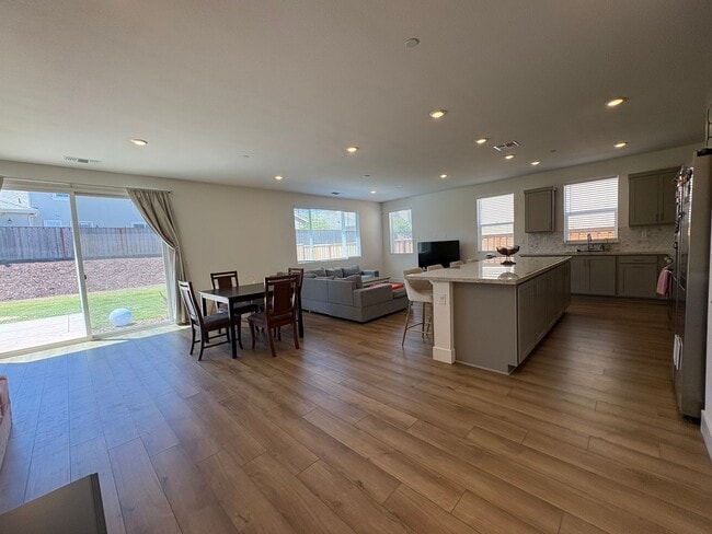Foto del edificio - Gorgeous 4 Bedroom Home in Quiet Hollister...