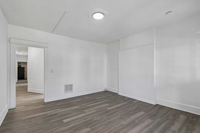Building Photo - 1825 Lakeview Rd