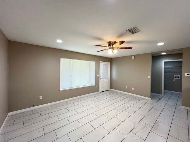 Foto del edificio - INCREDIBLE 3 Bedroom, 2 Bathroom Home In Ocklawaha!!