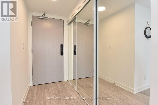 Photo du bâtiment - 3200 Dakota Cmn