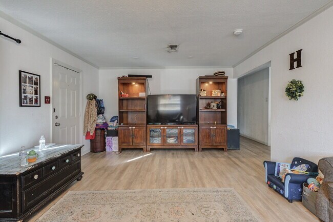 Foto del edificio - 4-Bedroom 3-bath Pre-lease For Summer 2026!