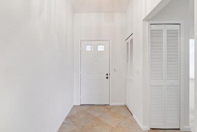 Foto del edificio - 5942 Parkwalk Cir W