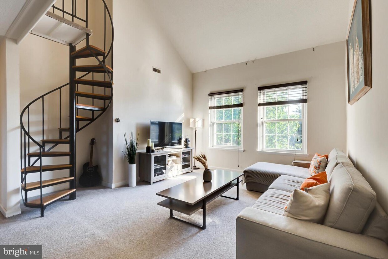 Main level living area - 3059 S Abingdon St