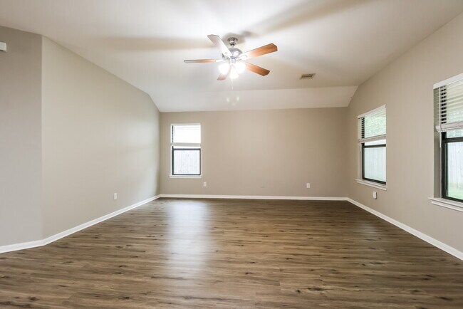 Foto del edificio - 2815 Lexington Park Dr