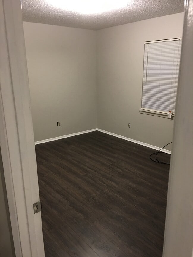 Building Photo - 548 Pin Oak Cove