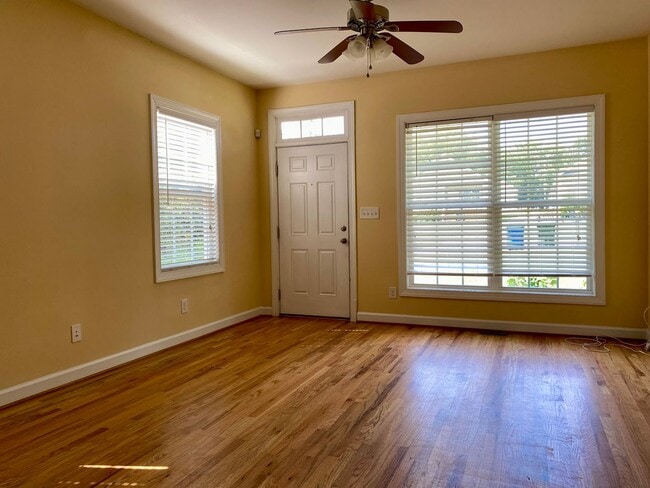 Foto del edificio - 3921 Lexington Dr