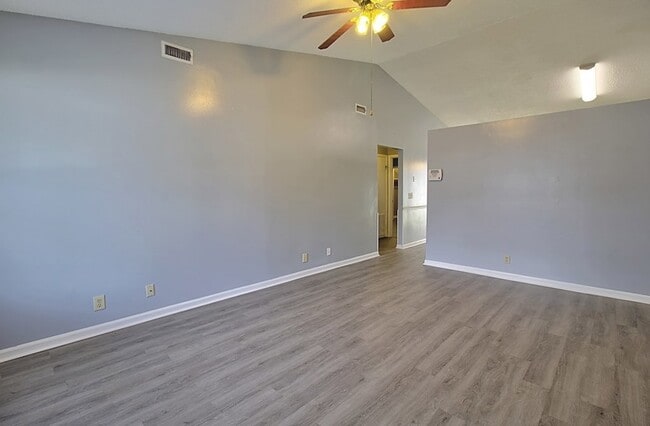 Building Photo - 910 Brett Dr