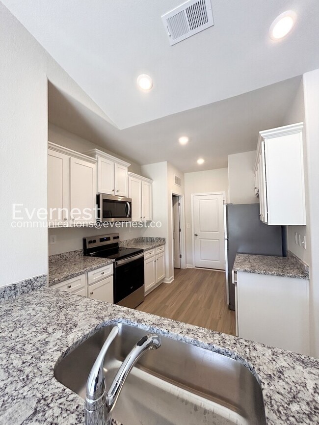 Foto del edificio - 221 Aniston Ln