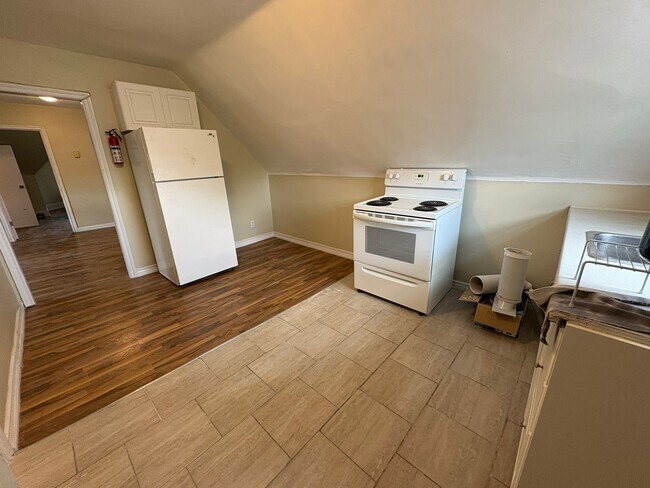 Building Photo - 410 Barton St E