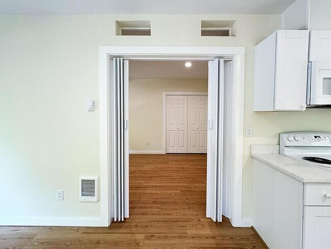 Building Photo - Beautiful One Bedroom Apartment in Fox Hollow Area