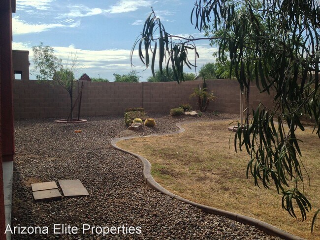 Foto del edificio - 4 br, 3 bath House - 911 W. Saguaro Dr.