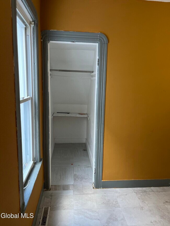 Foto del edificio - 1638 Van Vranken Ave.