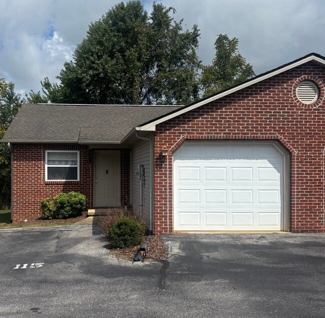 Building Photo - 115 Mesa Dr