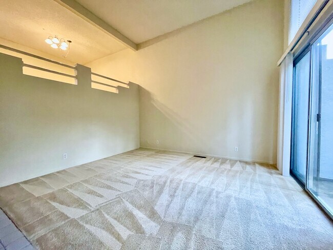Building Photo - 47 E Court Ln