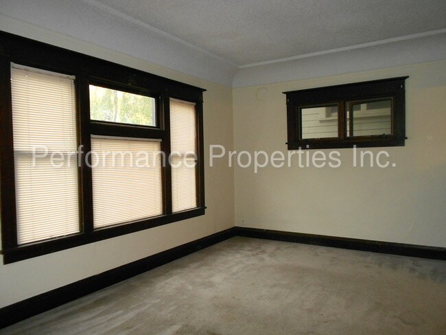 Building Photo - 429 SE 28th Ave