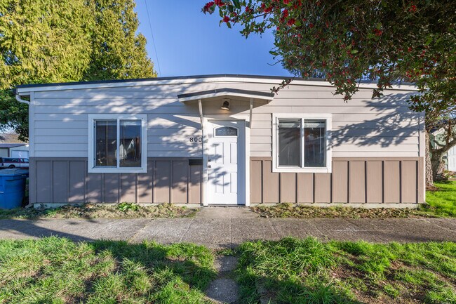 Porche - 800 S 6th Ave