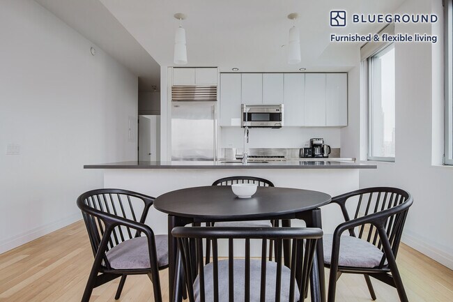 Building Photo - 550 W 54th St