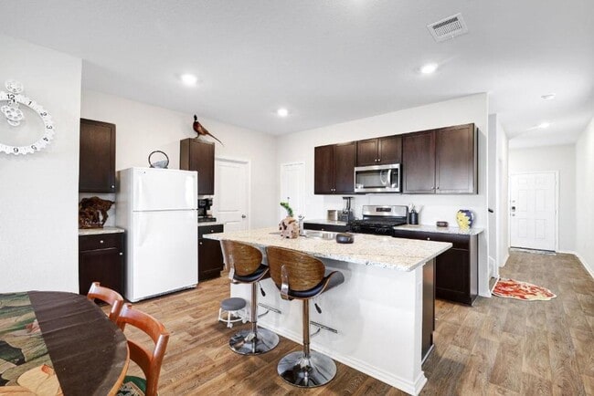 Foto del edificio - Move in Ready and FULLY FURNISHED 3 BD/2 B...