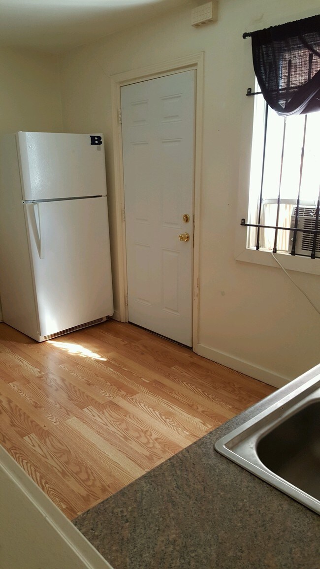 Building Photo - 851 E 84th St