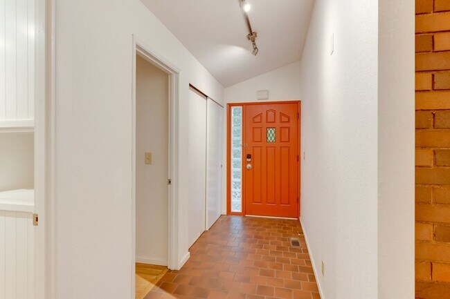 Foto del edificio - 1614 NE 199th Ct