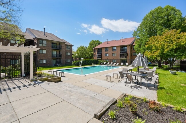 Building Photo - The Greens at Columbia Apartments