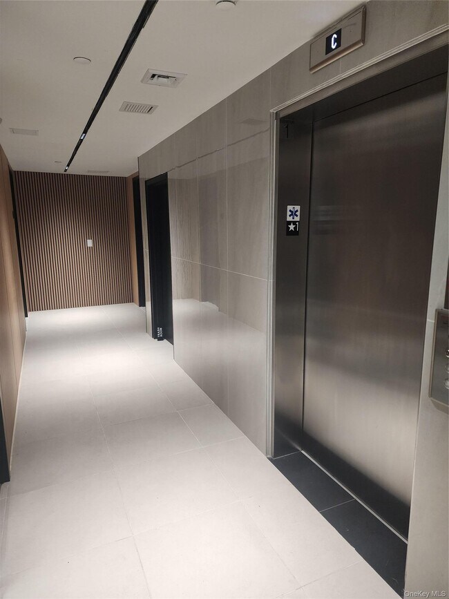 Foto del edificio - 108-15-108-72 72nd Ave