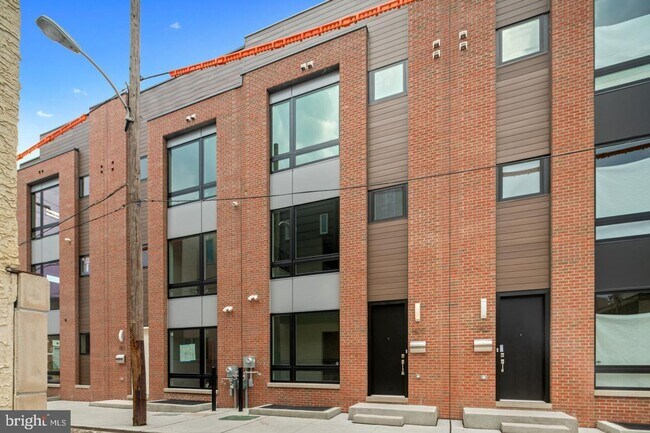 Foto del edificio - Pennsport Townhome with Garaged Parking