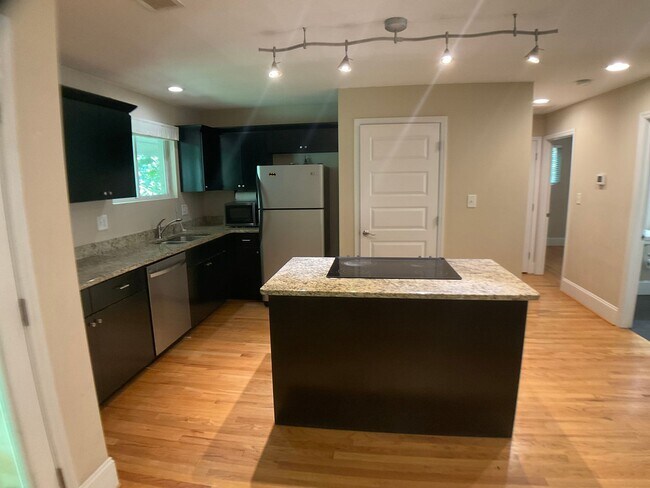 Foto del edificio - Gorgeous 2 Bed Condo in the heart of Carrboro!