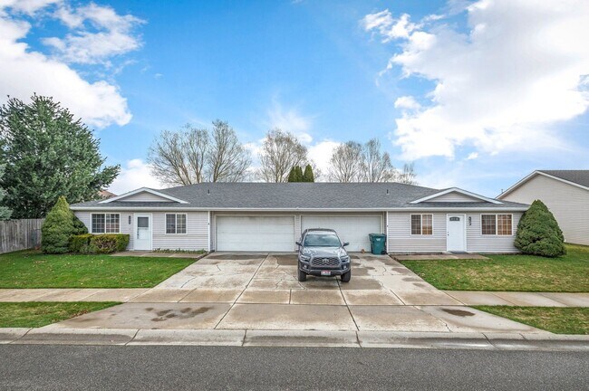 Foto del edificio - New Remodel 3 bed 2 bath rancher with 2 ca...