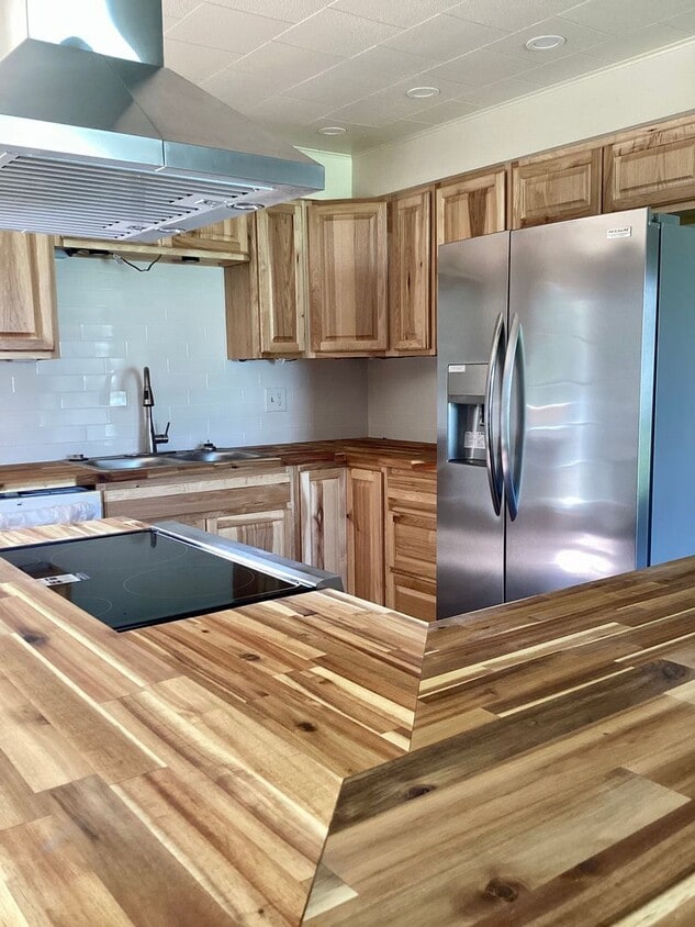 Primary Photo - Renovated 4 bed 2 bath with large yard and...