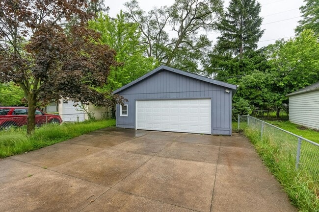 Building Photo - 5185 Clement Ave