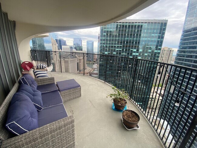 Foto del edificio - 300 N State St