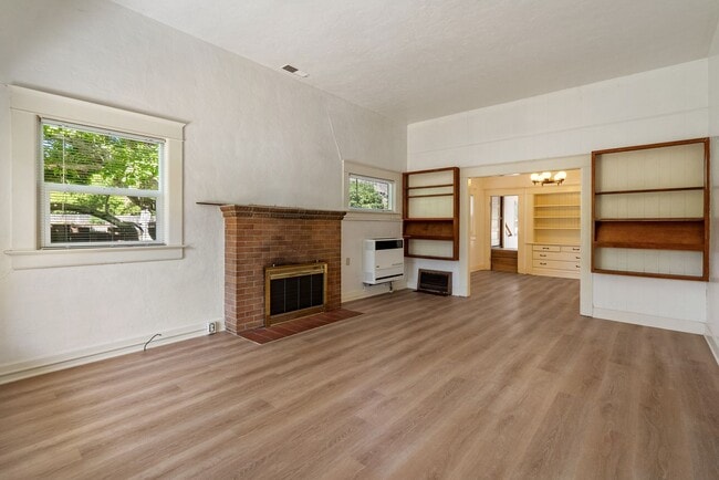 Building Photo - 5 Bedroom 2 Bathroom House - AVAILABLE JULY 2026 - MAY 2027