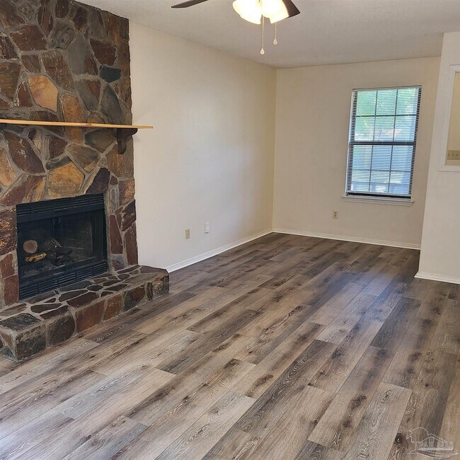 Foto del edificio - 7804 Deborah Dr