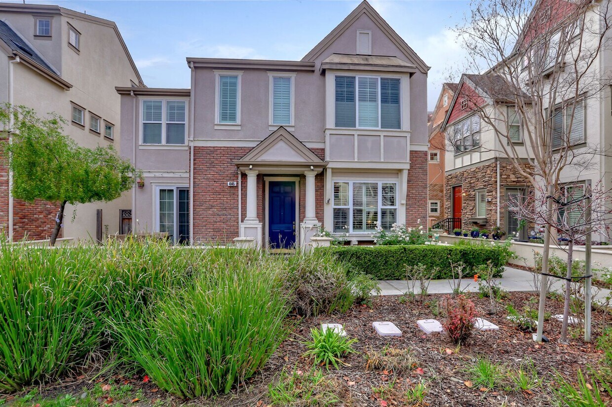 Foto principal - UPGRADED HOME WITH POPULAR FLOOR PLAN ELEG...