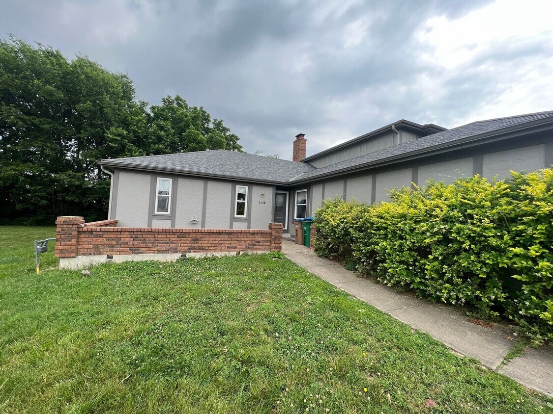 Primary Photo - Spacious Duplex in Raymore!