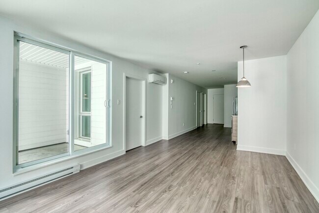 Building Photo - 9675 Av. Papineau