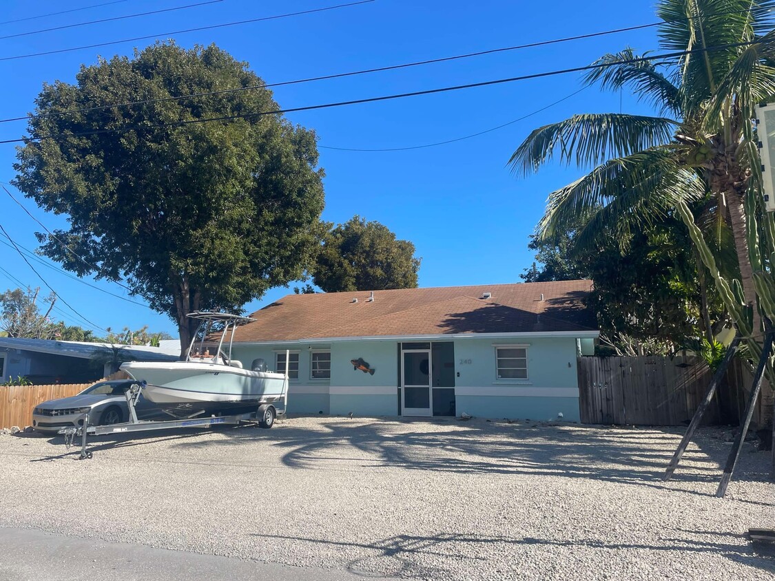 Frente - 240 2nd Rd