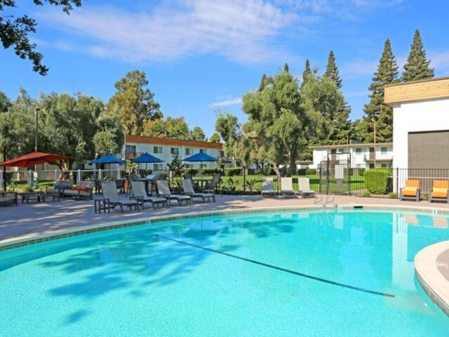 Piscina para residentes con estilo de centro turístico - The Davenport