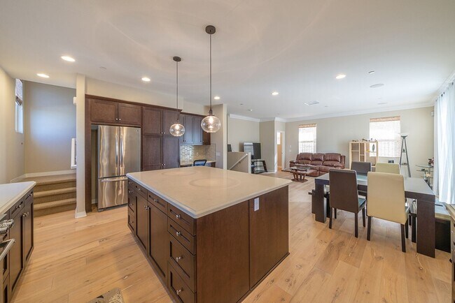 Foto del edificio - Gorgeous Lomita Townhome