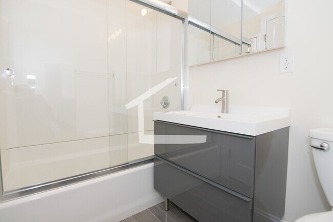 Foto del edificio - Nicely updated 3 bed in Brookline