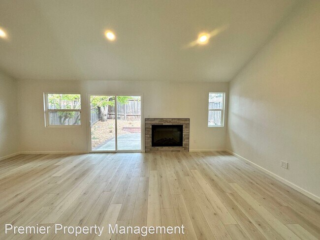 Foto del edificio - 2 br, 2 bath House - 6019 OGDEN NASH