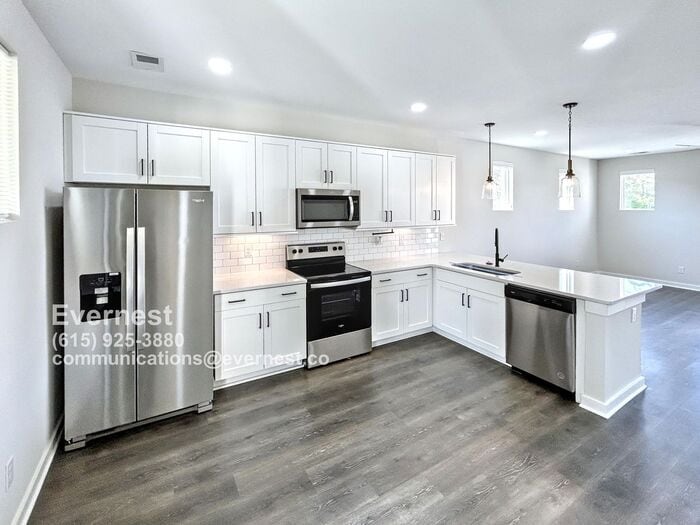 Primary Photo - Bright 3-Bedroom Townhome in a Convenient ...