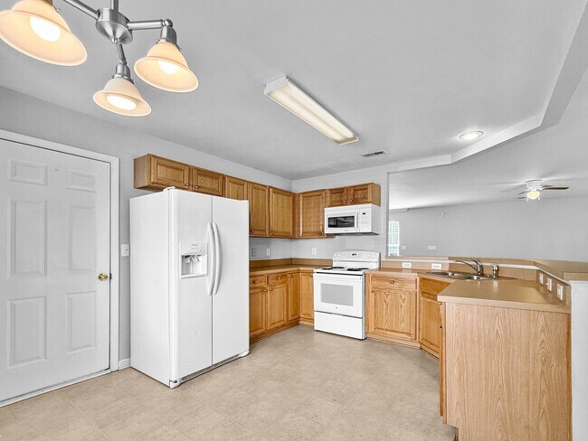 Building Photo - Stunning 4-bedroom, 2.5-bathroom home loca...
